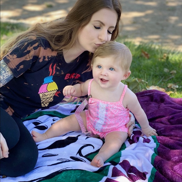 Meet your Posher, Alexis 💕 - Picture 3 of 4